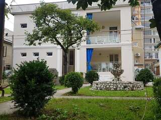 Гостевой дом Holiday Home Rustaveli 122 Кобулети Трехместный номер с основными удобствами и общей ванной комнатой-1