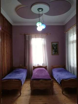 Гостевой дом Holiday Home Rustaveli 122 Кобулети Трехместный номер с основными удобствами и общей ванной комнатой-3