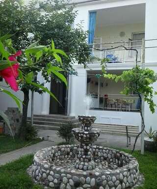 Гостевой дом Holiday Home Rustaveli 122 Кобулети Трехместный номер с основными удобствами и общей ванной комнатой-19